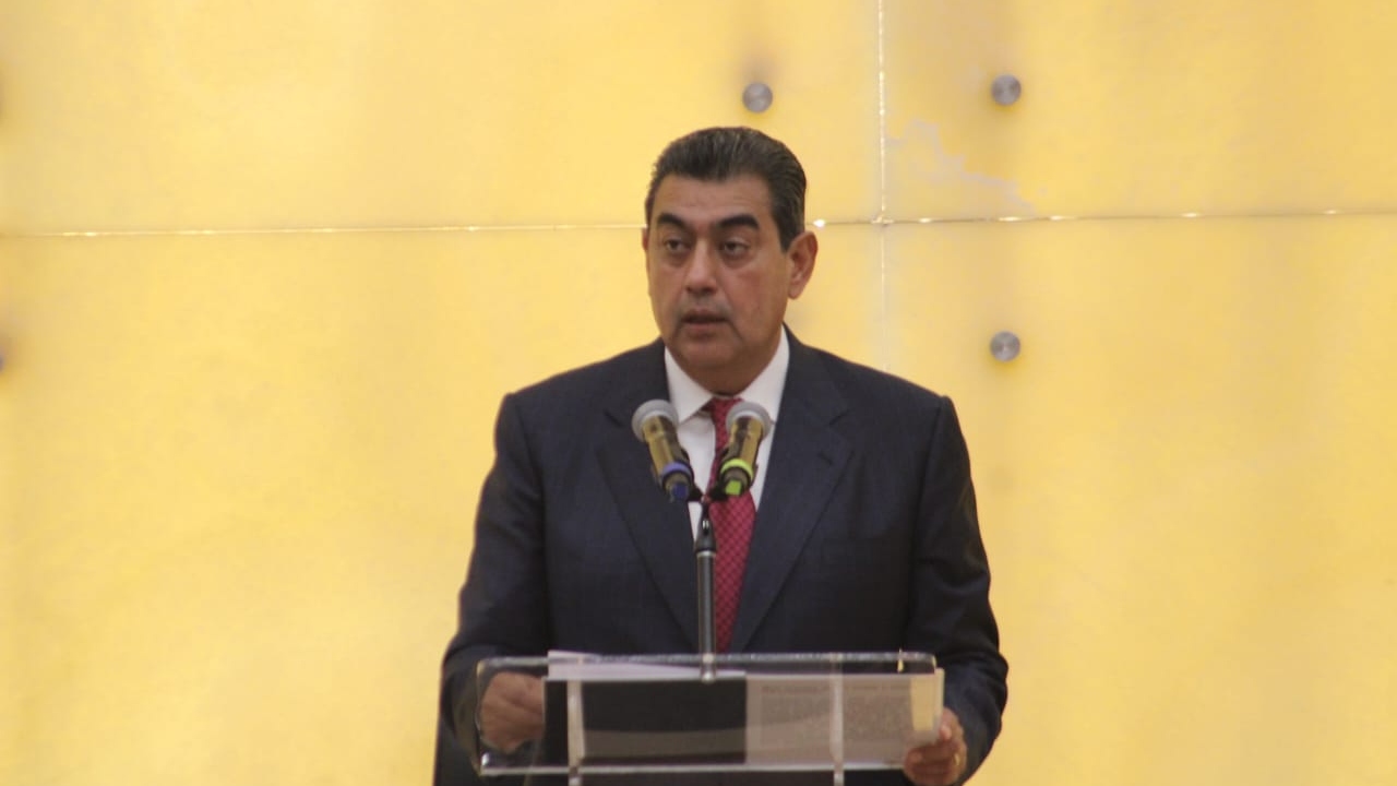 Sergio Salomón recibe medalla “Melchor Covarrubias”