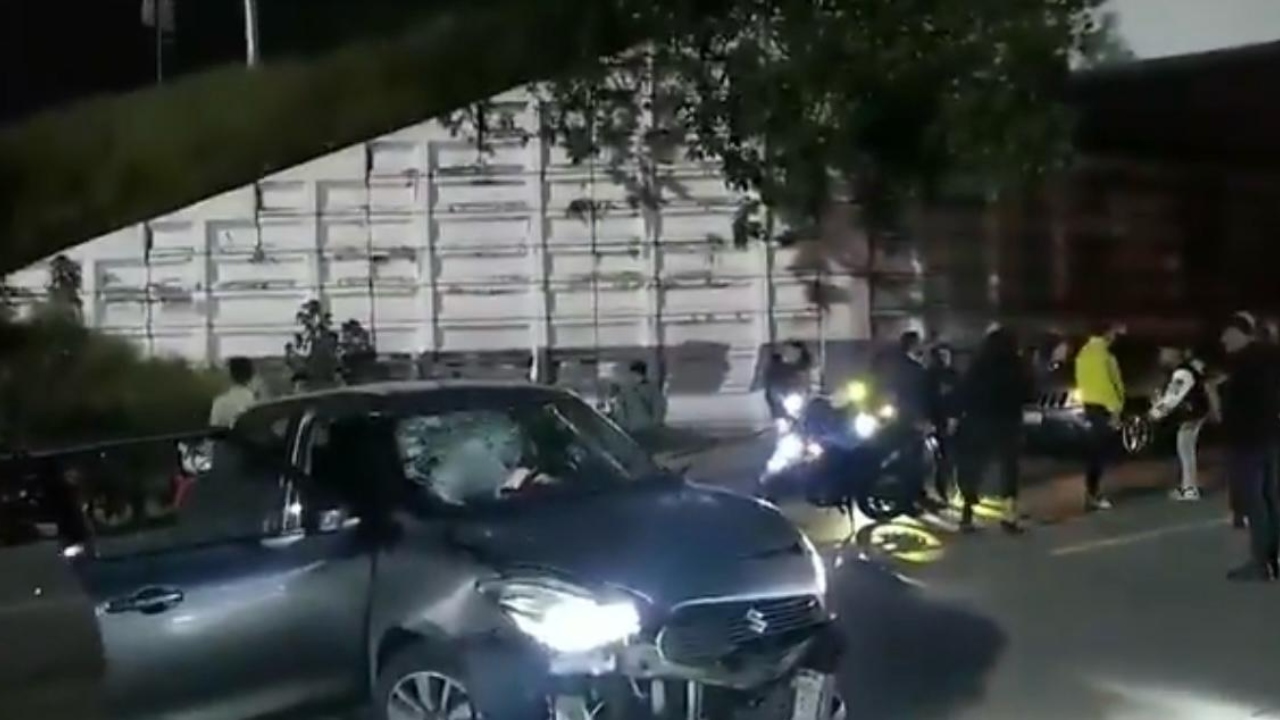 Automovilista pierde el control y cae del puente de Vía Atlixcáyotl