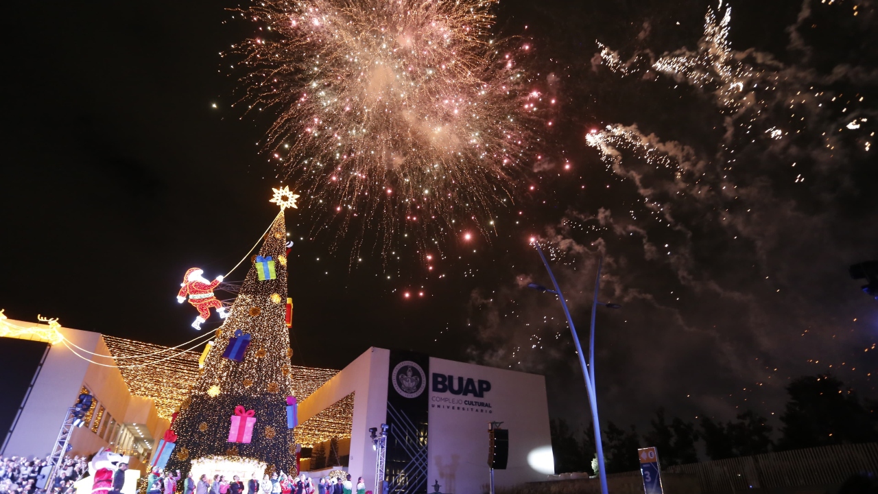 Llega a la BUAP el espíritu navideño