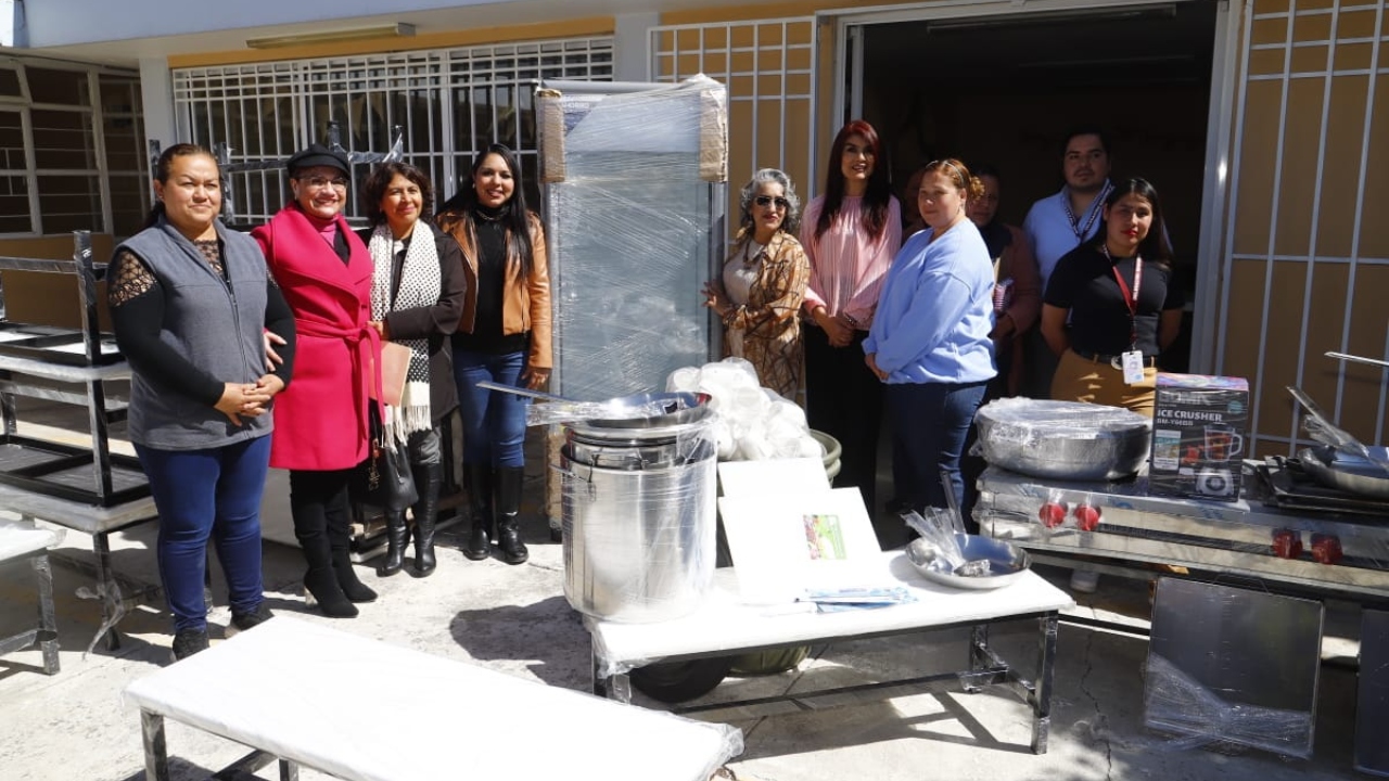 Entrega Cholula equipamiento de cocina para el CAM
