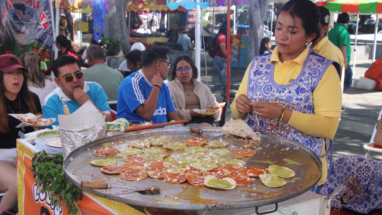 Turistas se deleitan en la Feria de la Chalupa
