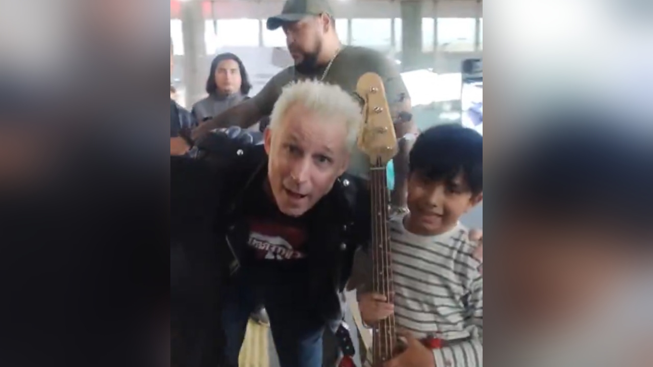 #Viral: Green Day regala bajo a niño mexicano