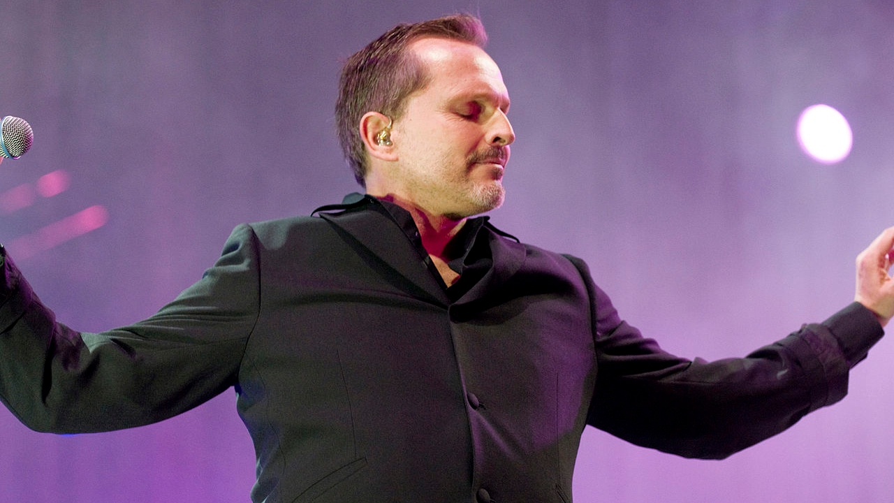 Anuncia Miguel Bosé concierto en Puebla