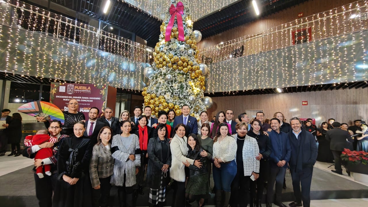 Armenta participa en encendido del Árbol Navideño en nueva sede del Congreso