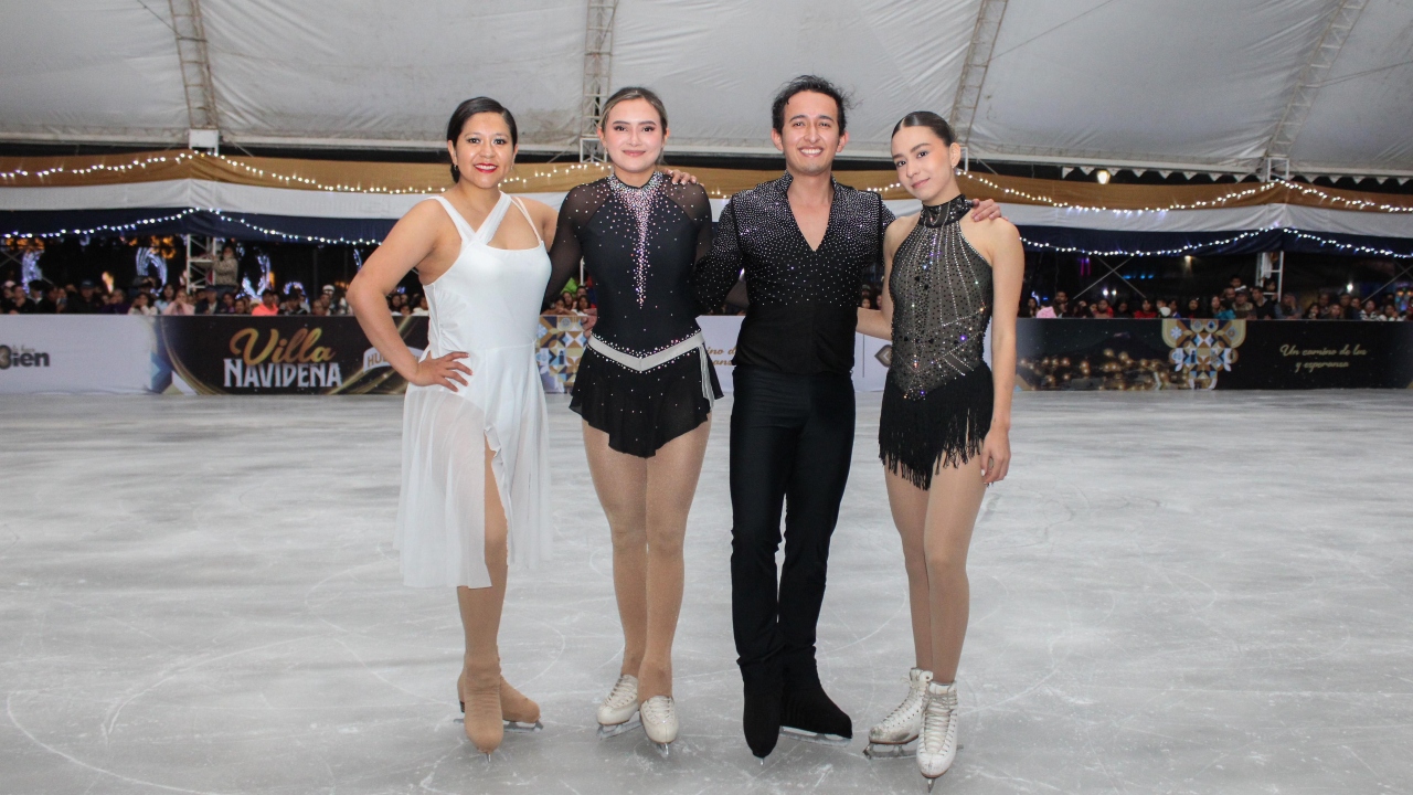 Huejotzingo inaugura su pista de hielo en la Villa Navideña