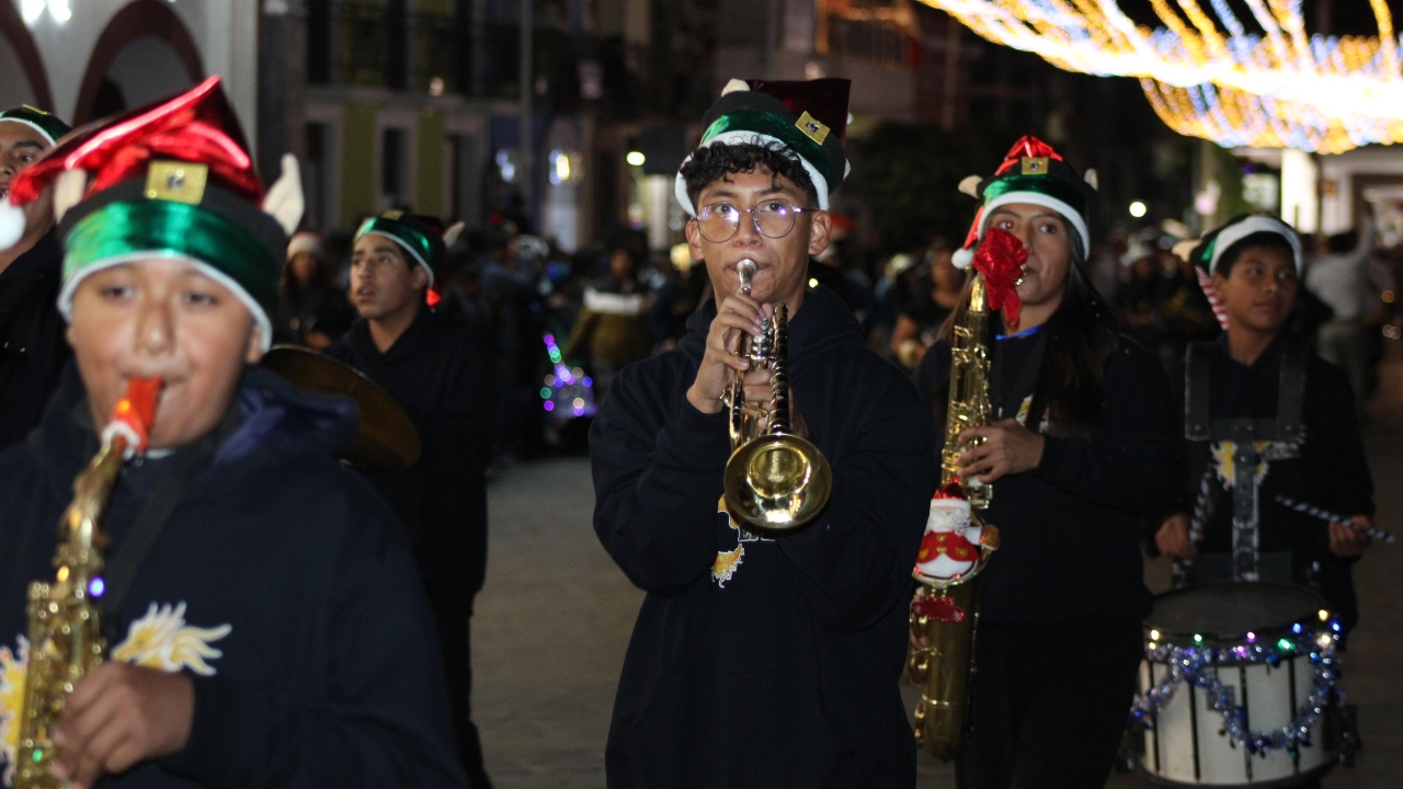 Huejotzingo celebra su Desfile Navideño