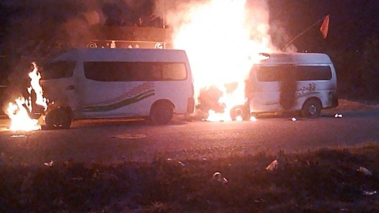 Incendian 4 unidades de transporte público en Santa Clara Ocoyucan