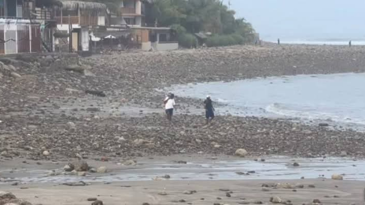 Fuerte oleaje destruye el malecón de Talara, en Perú