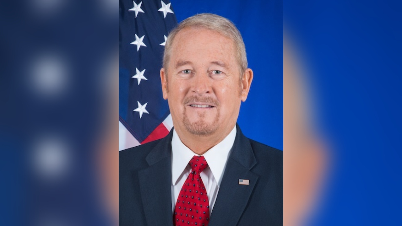 Trump designa a Ronald Johnson embajador en México