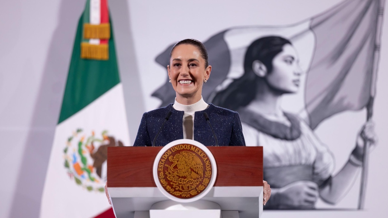 Claudia Sheinbaum firma decreto para proteger a la industria textil nacional