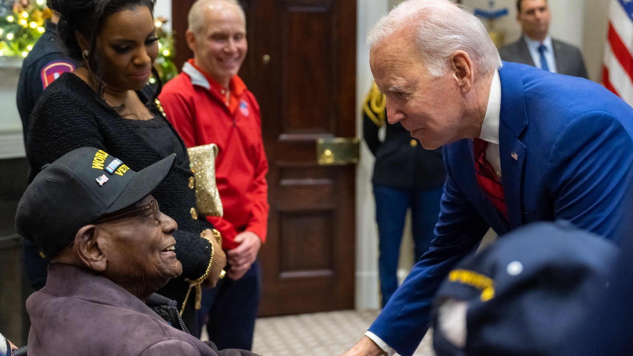 Perdona Joe Biden pena capital a 37 personas