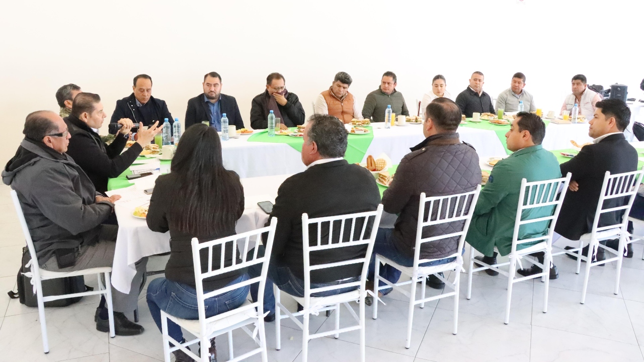 Armenta se reúne con alcaldes de la región Libres-Oriental