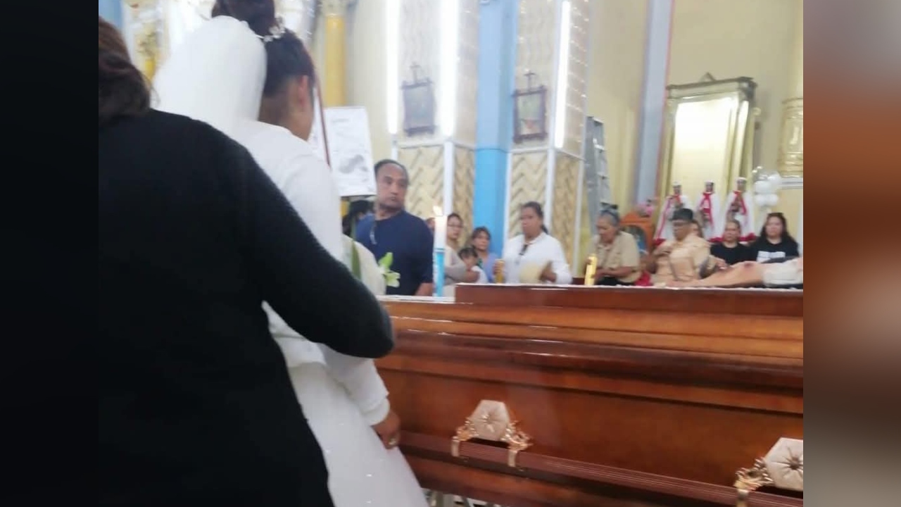 Tlaxcala: Asiste a funeral de su pareja vestida de novia
