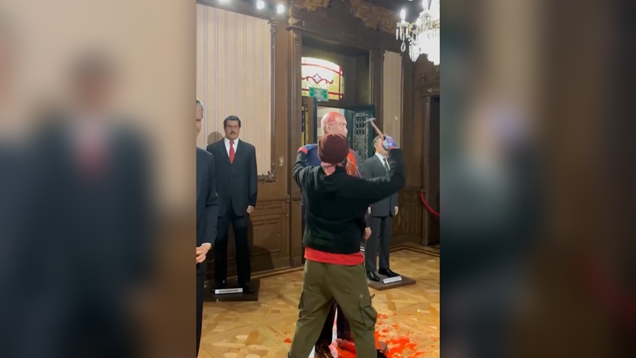 Activista destruye figura de Netanyahu en el Museo de Cera
