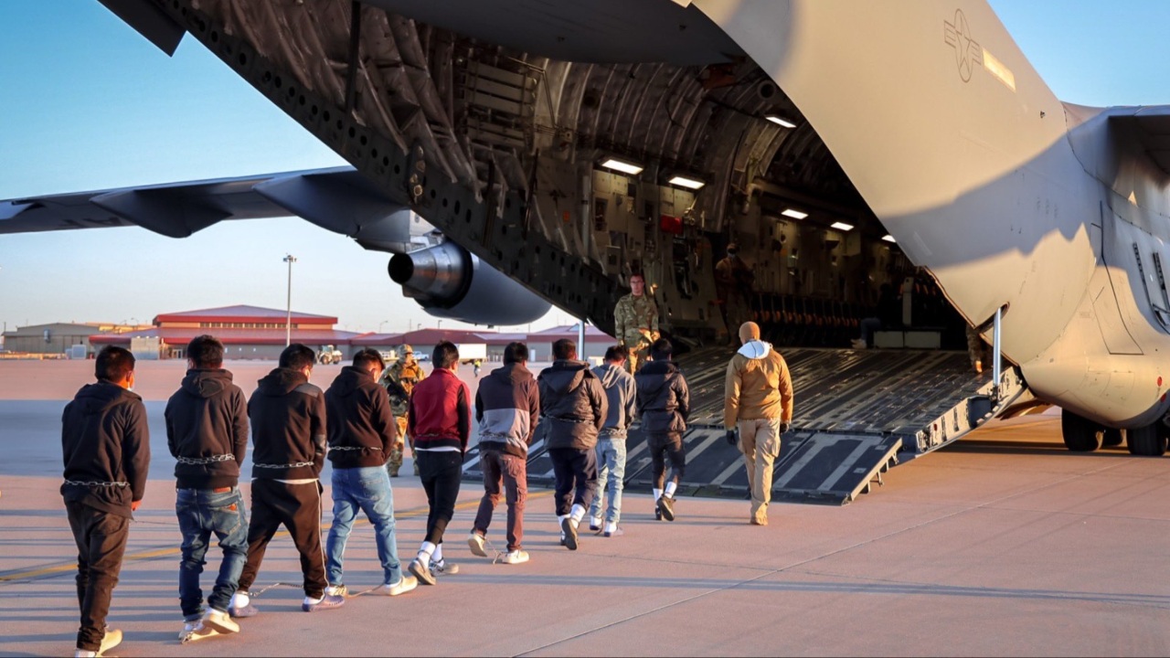 Trump emplea aviones militares para deportar migrantes