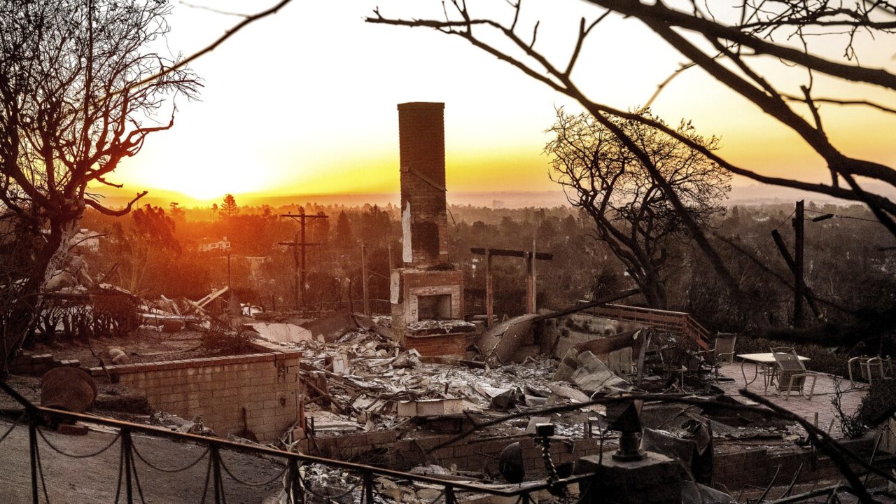 Aumenta a 24 el número de muertos por incendios en LA