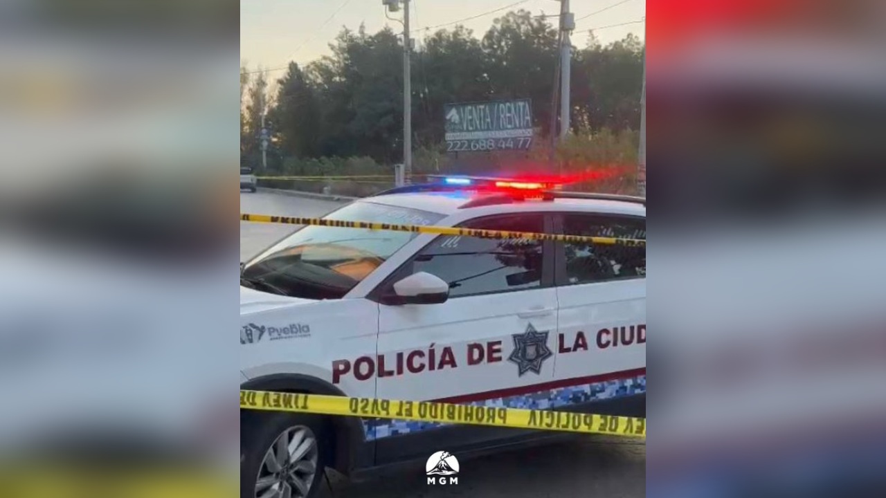 Balacera en Puebla deja dos policías heridos y patrulla volcada