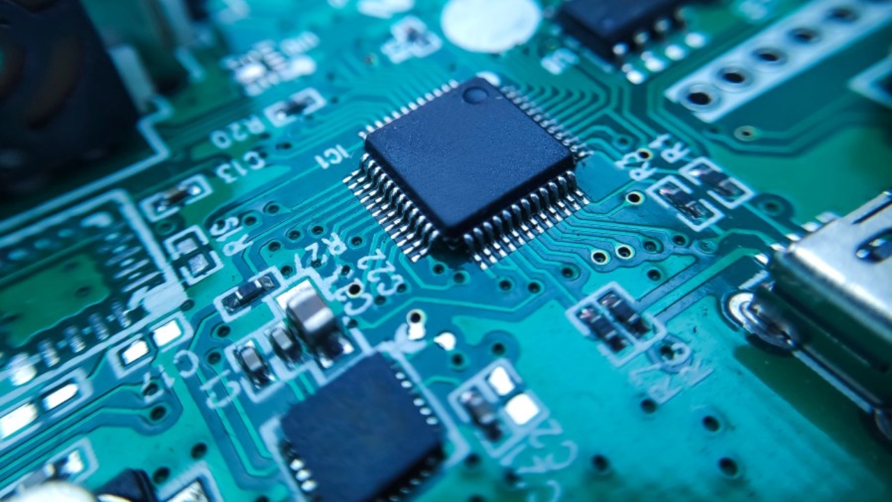 Puebla presenta Electro Tlalli para el desarrollo de semiconductores