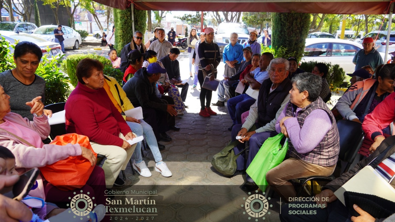 Edil de Texmelucan entrega más de 100 lentes de lectura