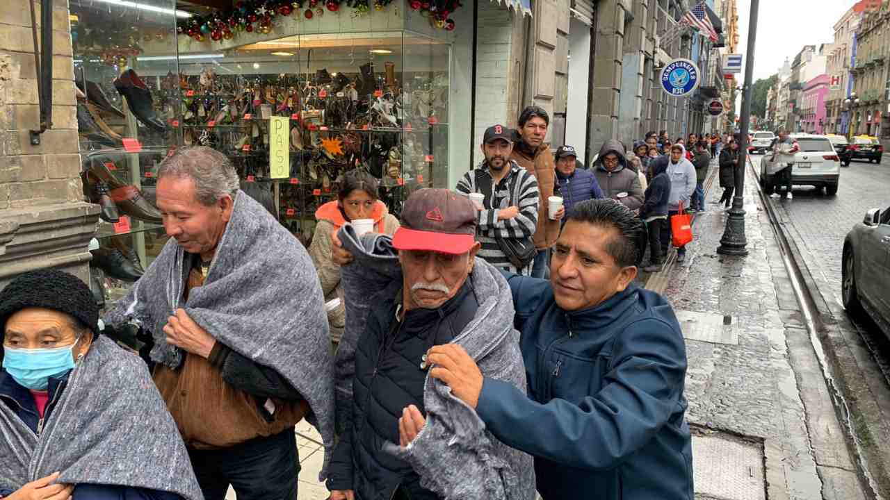 Entregan cobertores a personas para protegerse del tiempo