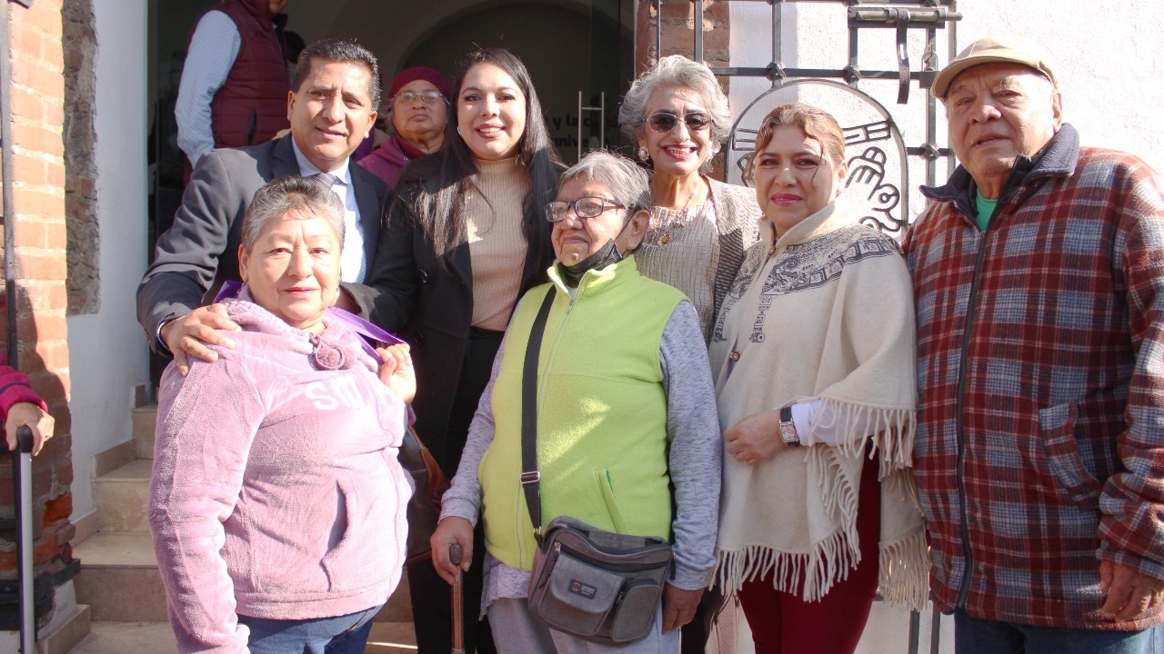 Inicia Cholula entrega de 4 mil 500 chamarras a adultos mayores