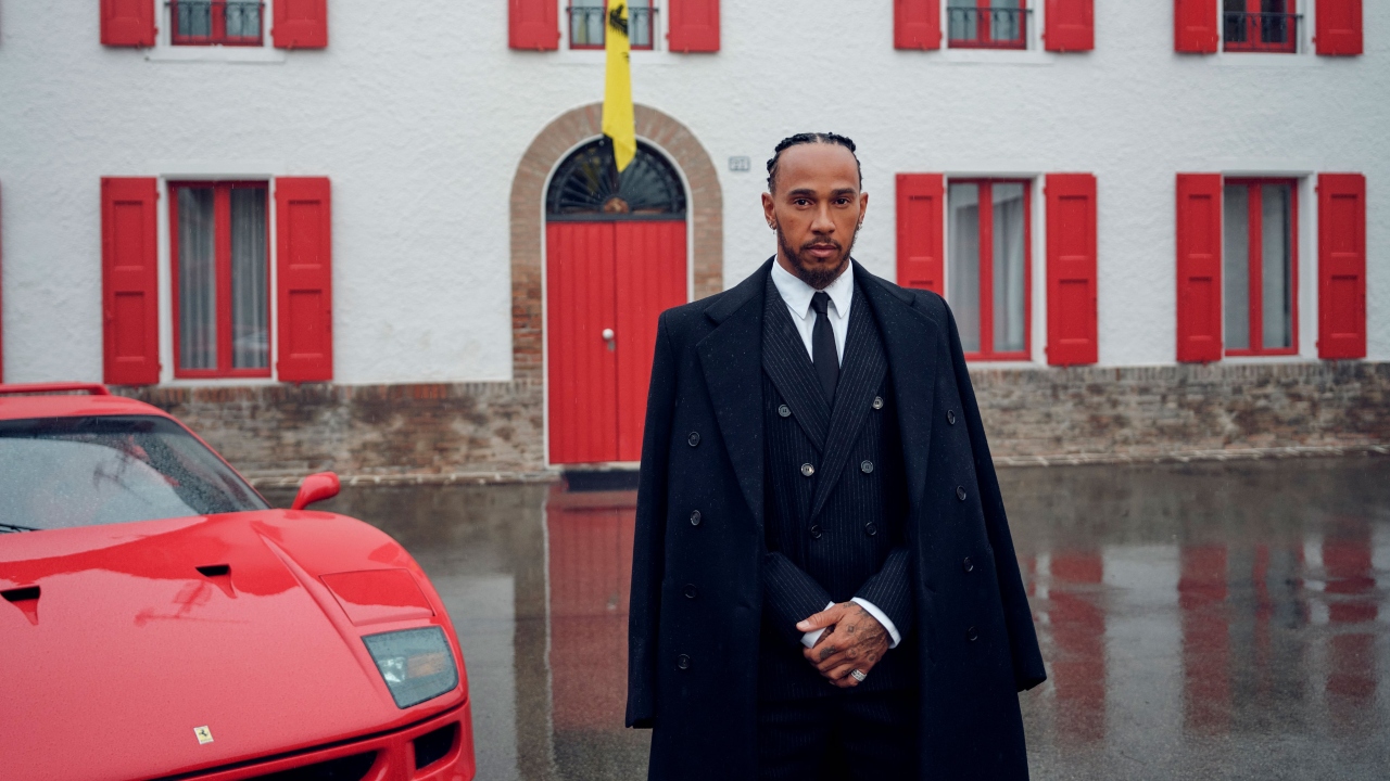 Presenta Ferrari a Lewis Hamilton como su piloto