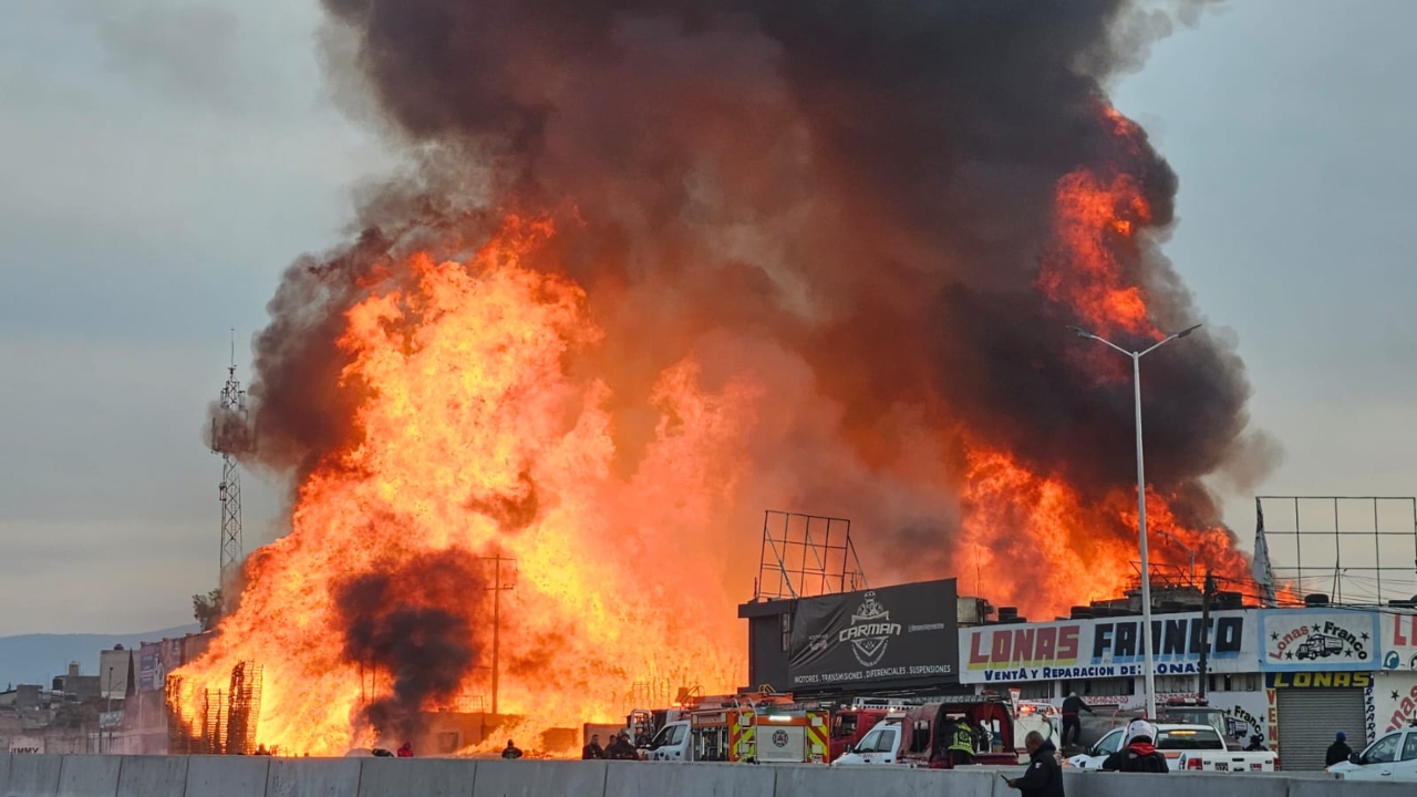 Incendio consume bodega en la Central de Abasto