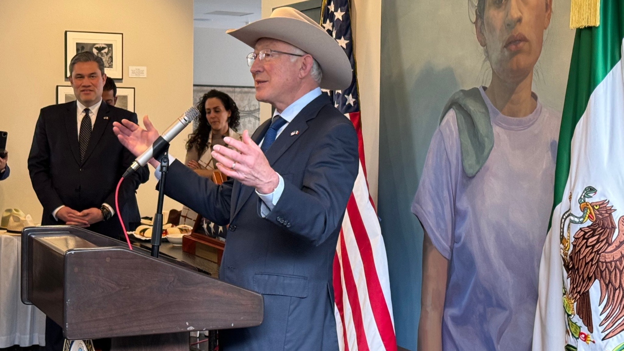 Se despide Ken Salazar como embajador de EU en México