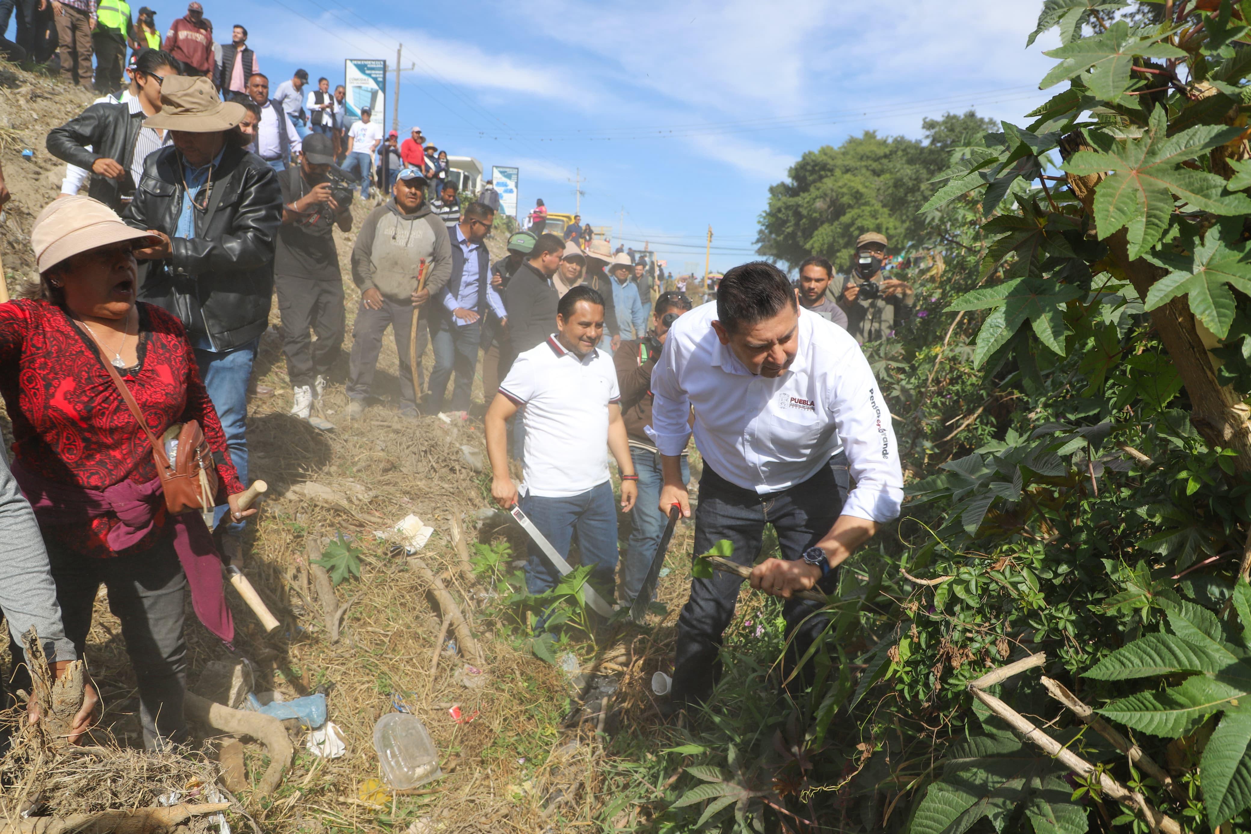 Encabezan Armenta y Barroso la quinta faena comunitaria en el dren de Valsequillo en Tehuacán