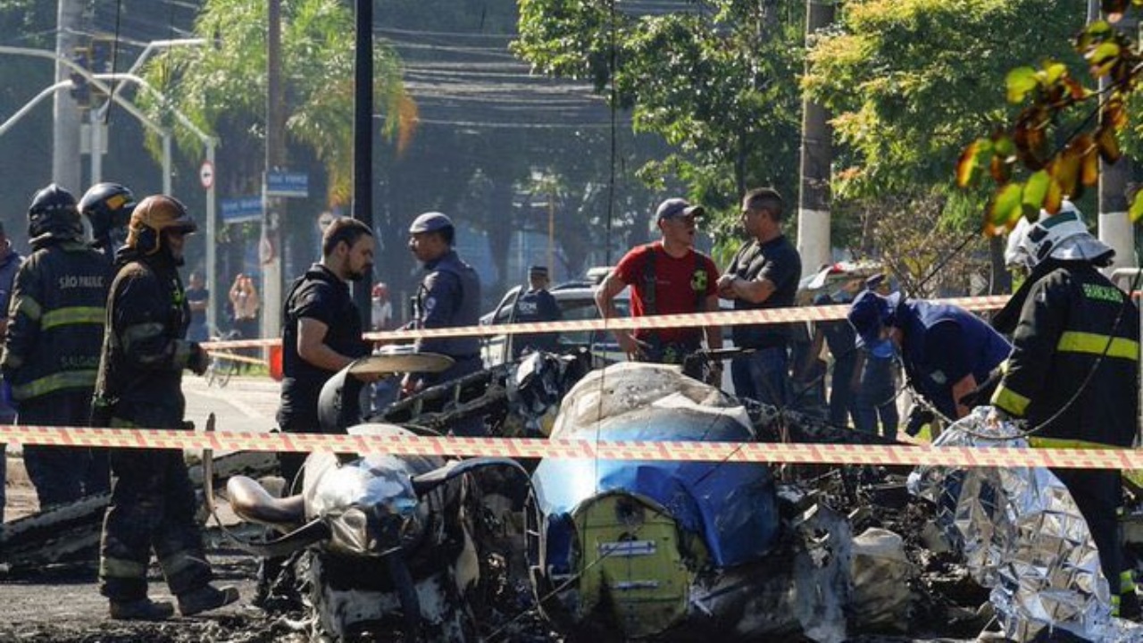 Avioneta se estrella en una avenida en Brasil y deja dos muertos
