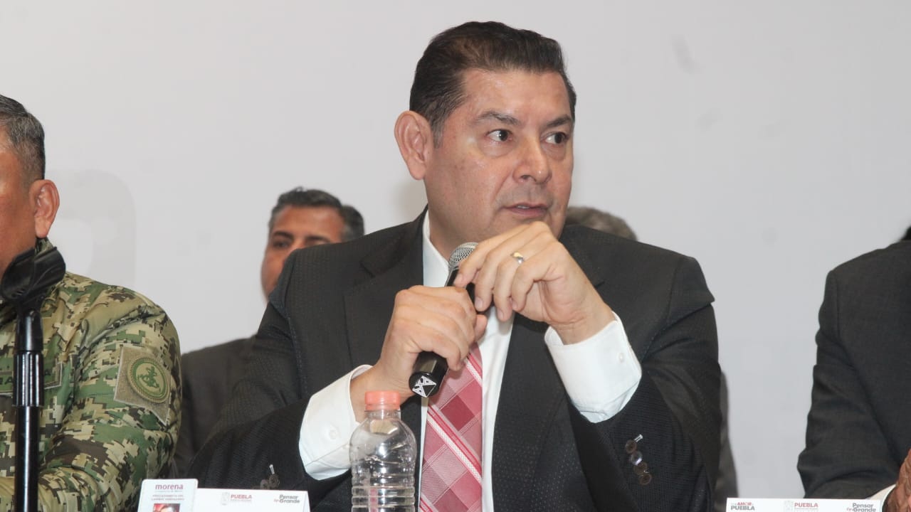 Armenta celebra a Puebla como centro de semiconductores