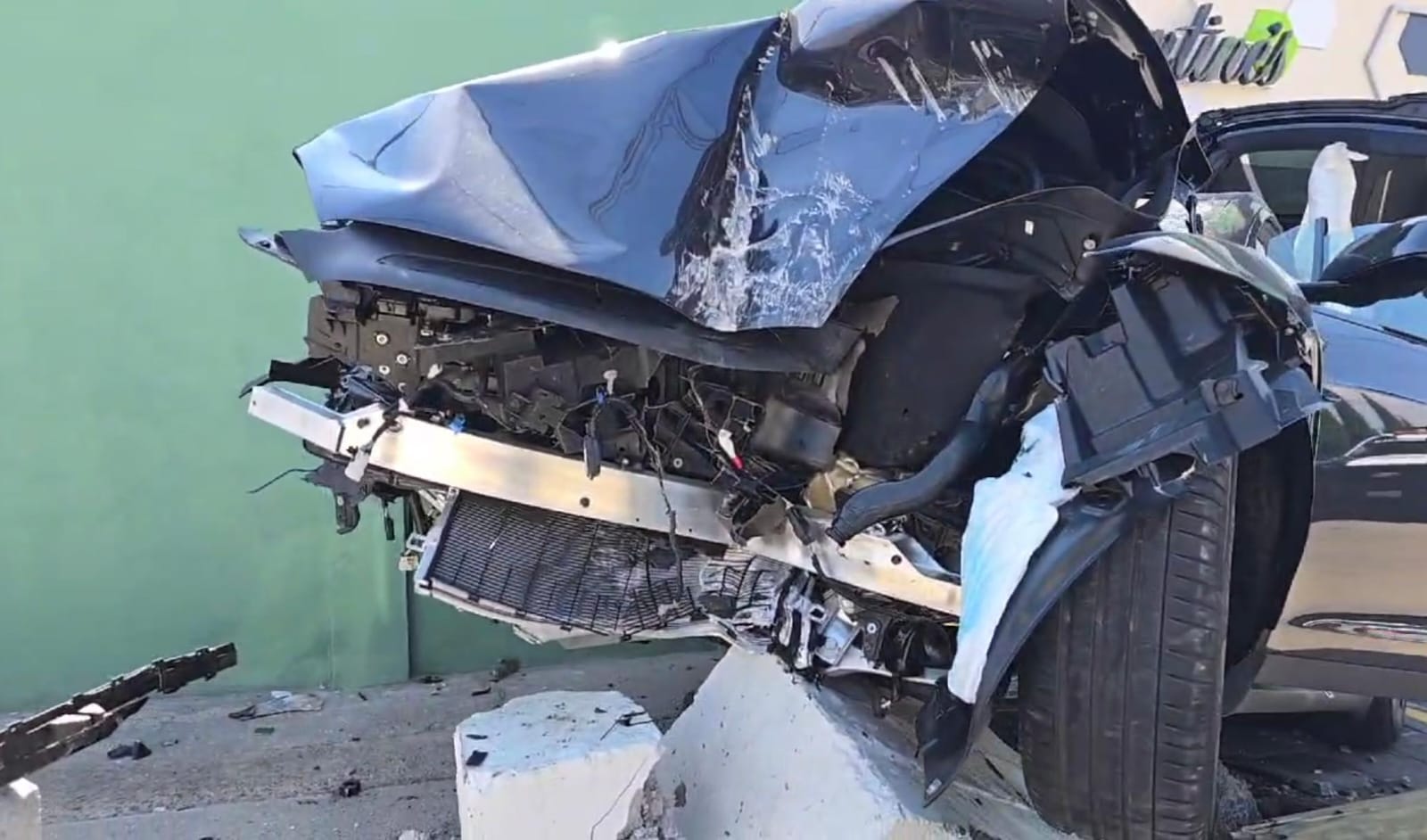 Dos jovencitos estrellan a toda velocidad un auto Tesla en Calzada Zavaleta