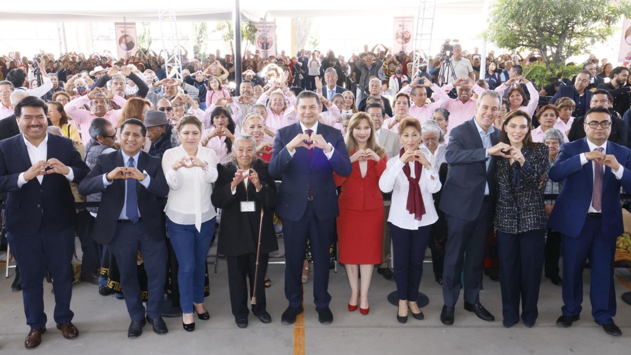 Armenta anuncia expansión de la Casa del Abue