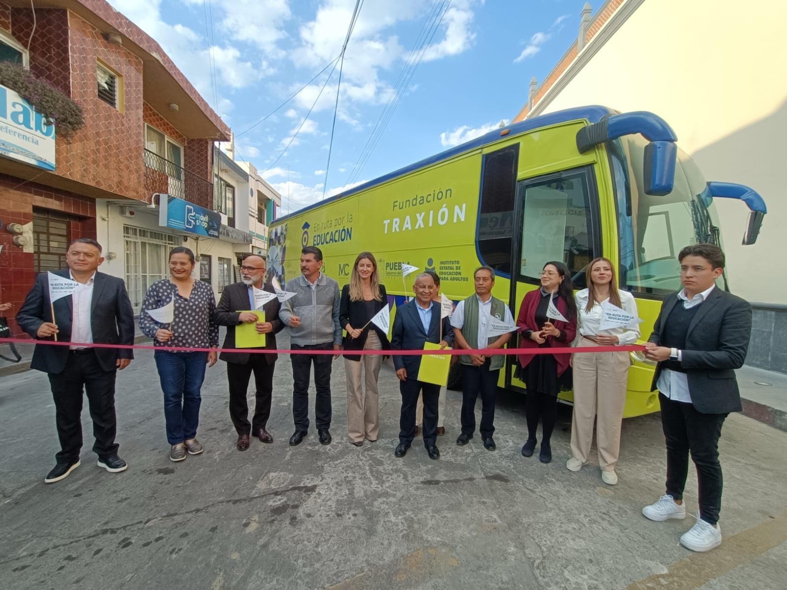 Implementan IEEA y Fundación Traxión un Aula Móvil