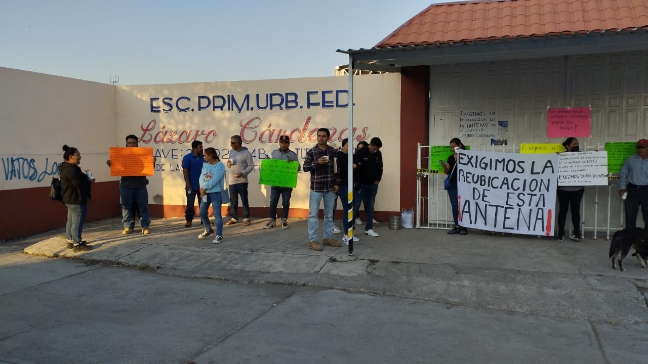 Padres protestan por instalación de antena en escuela Lázaro Cárdenas