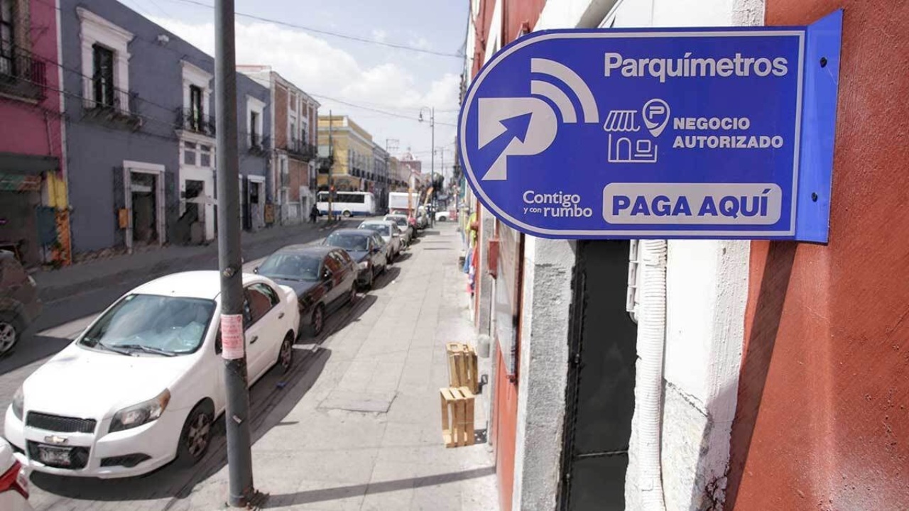 Vecinos del Barrio de Santiago protestan contra parquímetros en Puebla