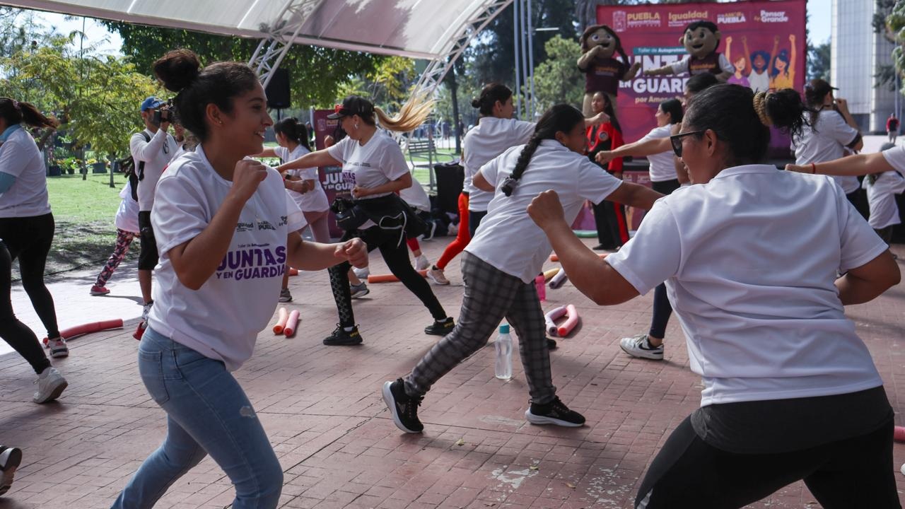 Asiste al taller Juntas y en Guardia, Por Amor a Puebla