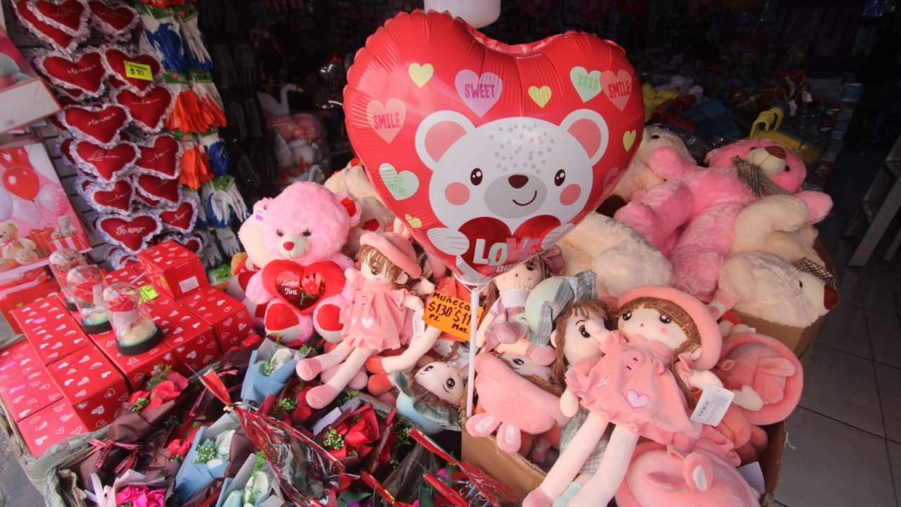 Productos chinos acaparan mercado poblano para el 14 de febrero
