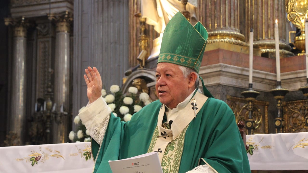 Exitosa, cirugía de rodillas al arzobispo de Puebla: Arquidiócesis