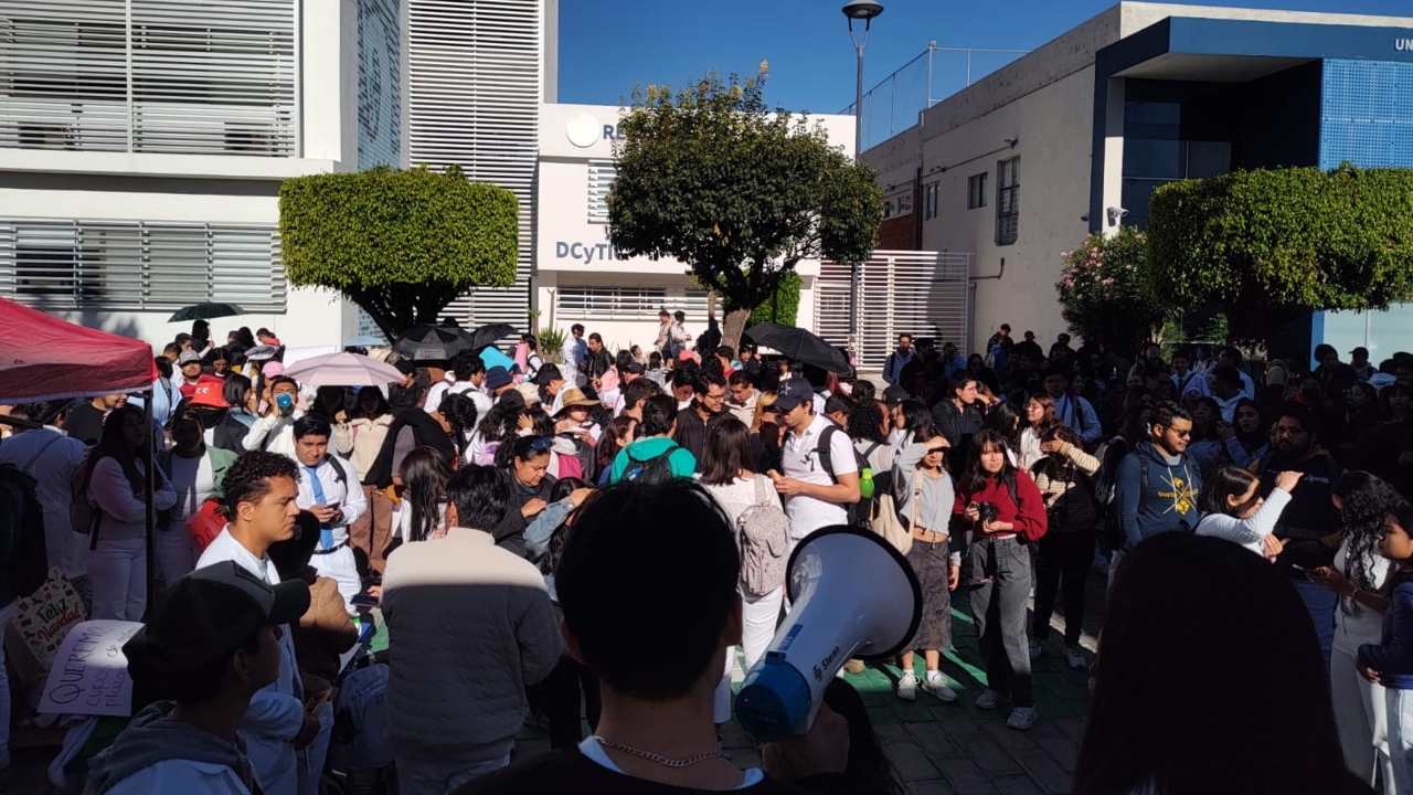 Se alzan estudiantes de la BUAP y tiran a director de Medicina