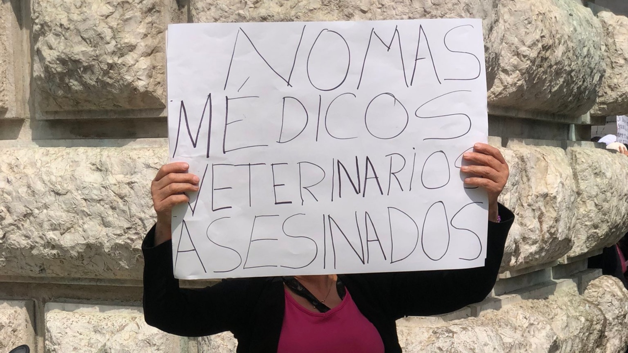 Veterinarios protestan en Puebla tras asesinato de colega en Edomex