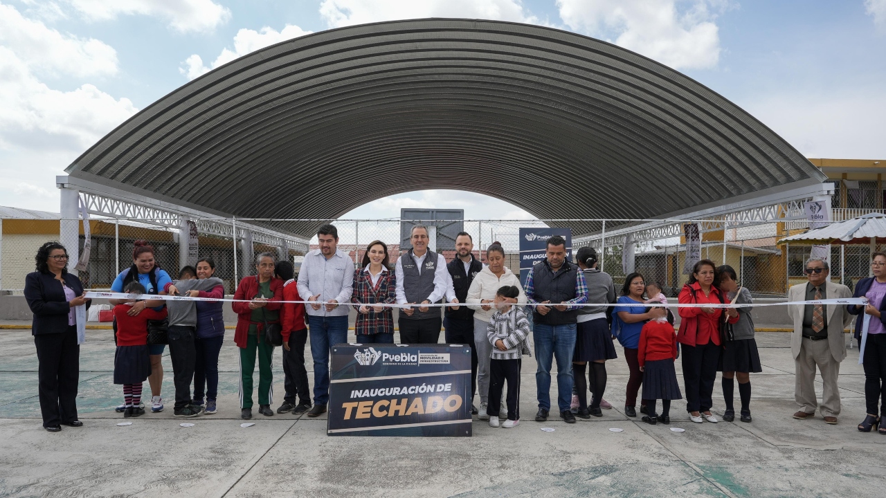 Entrega Chedraui techado escolar en primaria de la capital