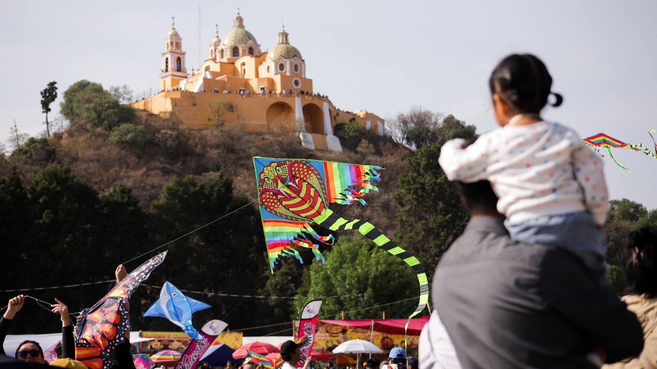 Disfrutan cholultecas del Festival Volarte 2025
