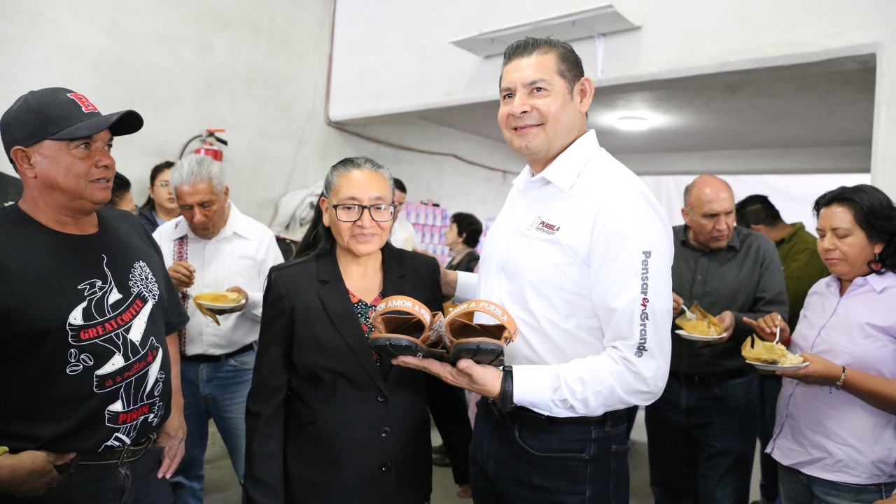 Alejandro Armenta impulsa la industria zapatera en Puebla
