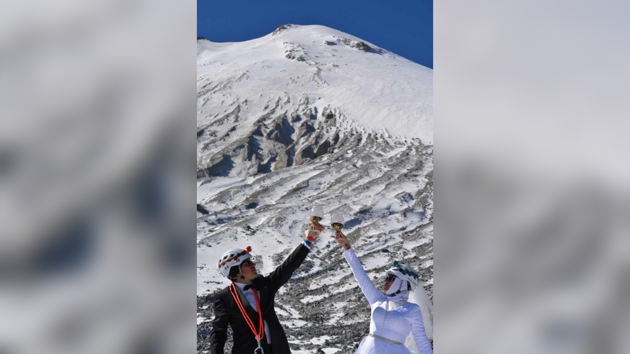 Alpinistas unen sus vidas en la cima del Citlaltépetl