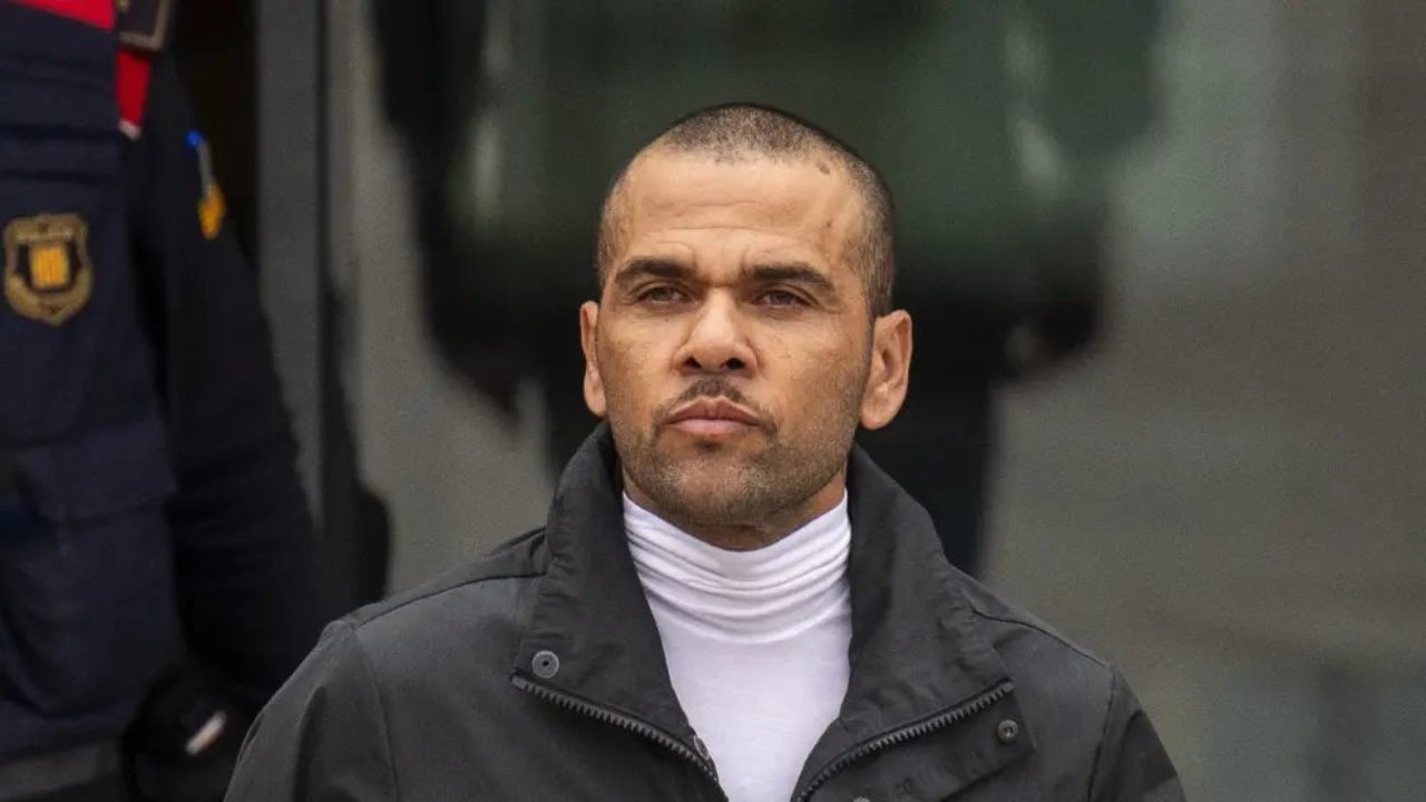 Revocan condena a Dani Alves por agresión sexual