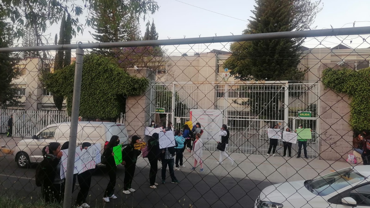 Estudiantes del BINE se manifiestan sobre bulevar Hermanos Serdán
