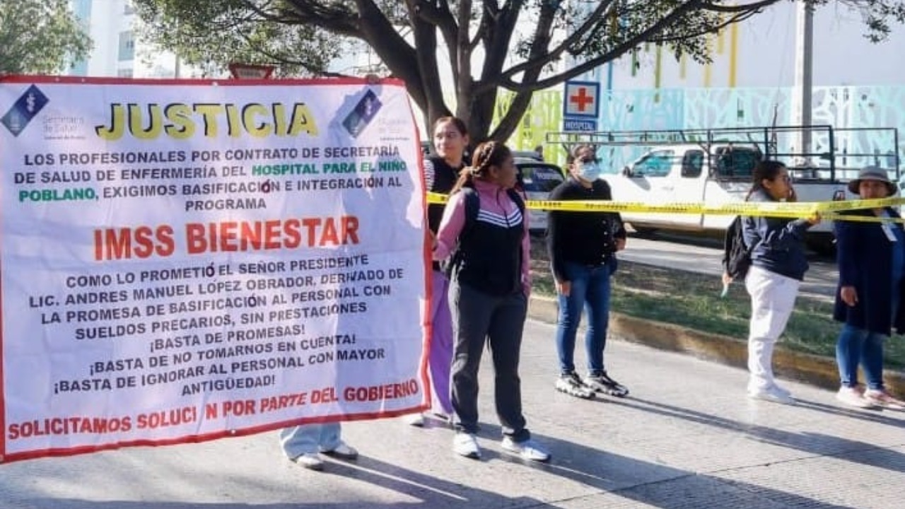 Enfermeros y personal del HNP cierran bulevar del Niño Poblano