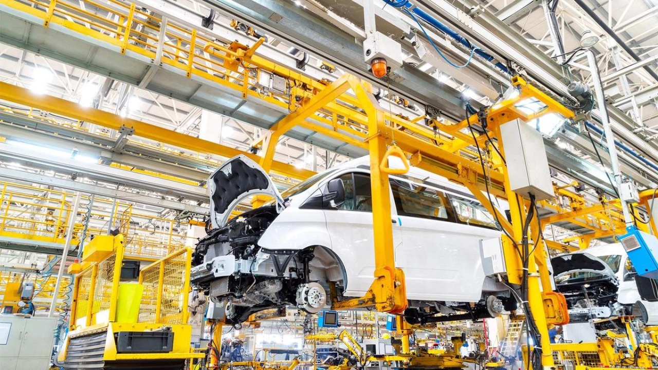 México enfrenta caída en producción de vehículos pesados: INEGI