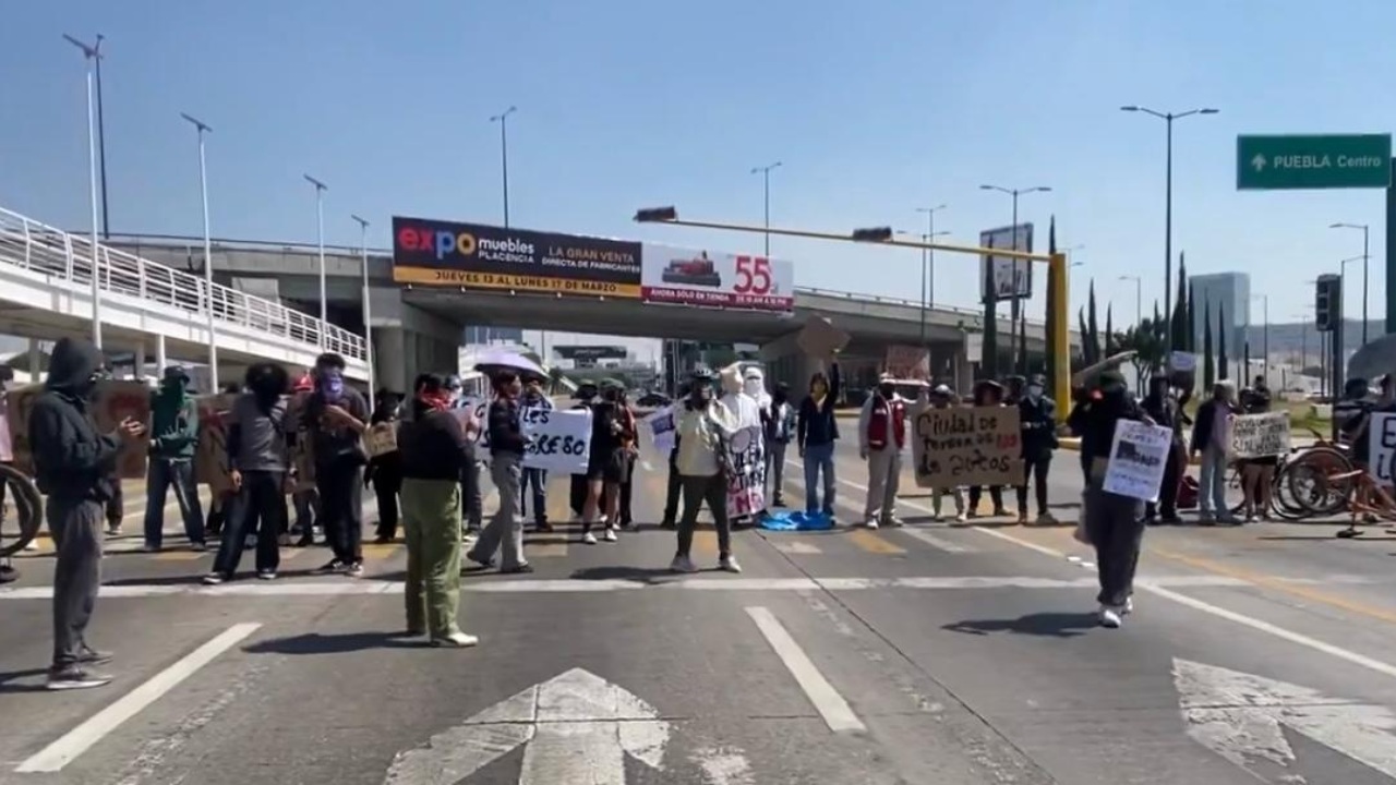 Estudiantes de la BUAP exigen un paso peatonal en Vía Atlixcáyotl